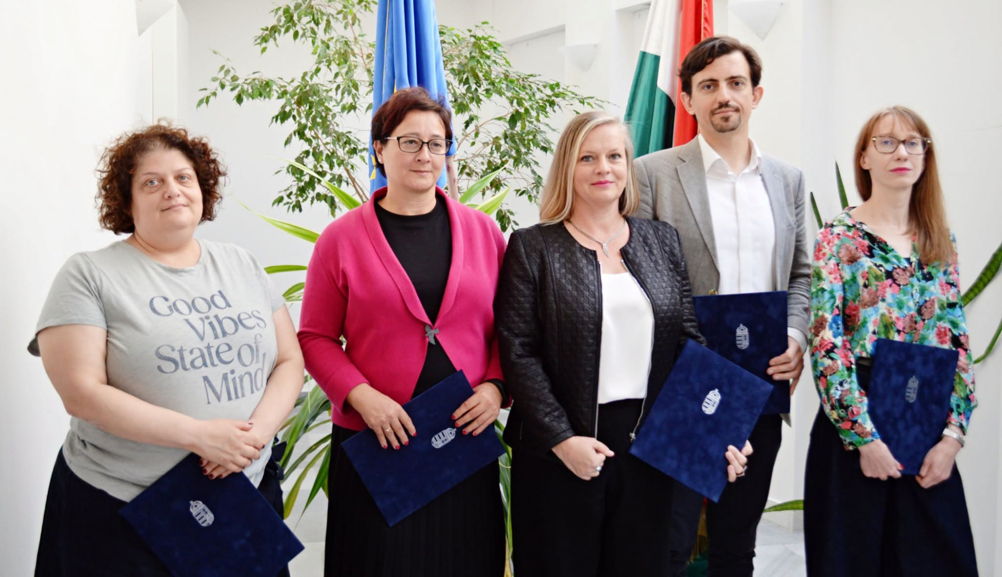 Az NKA korábbi kritikusait kurátorrá nevezte ki Tarr Zoltán, de megtartott NER-konform figurákat is