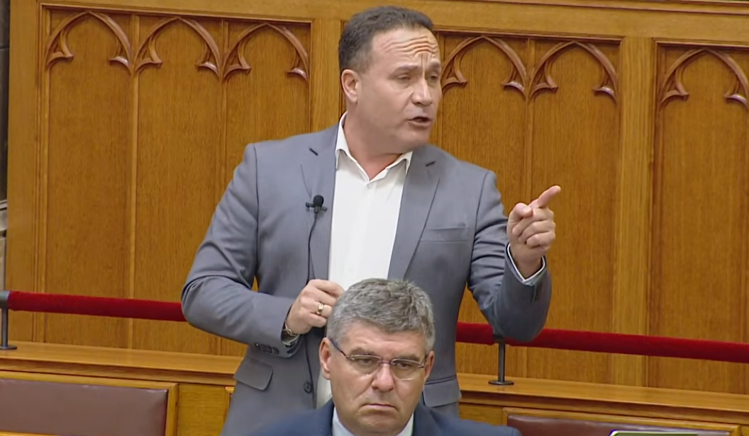 Takács Árpád szerint Békés megyei táborokban egymás senkiházizását, trógerezését és agyhalottazását tanulták a gyerekek, és ez is Magyar Péternek köszönhető