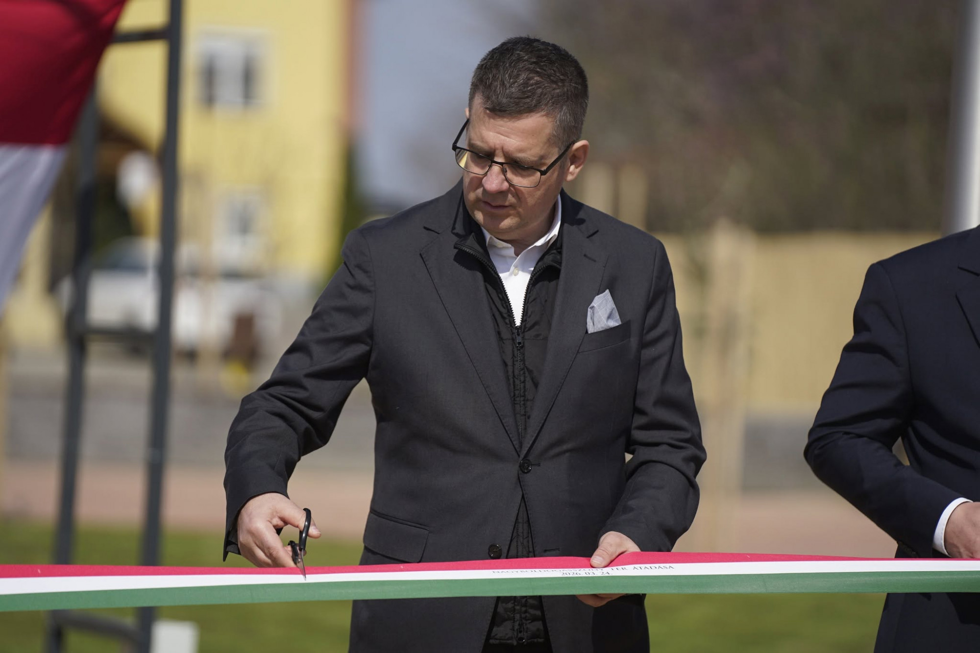 Seszták Miklóst összesen 12,6 milliárd forint értékű kenőpénz zsebre rakásával gyanúsítják