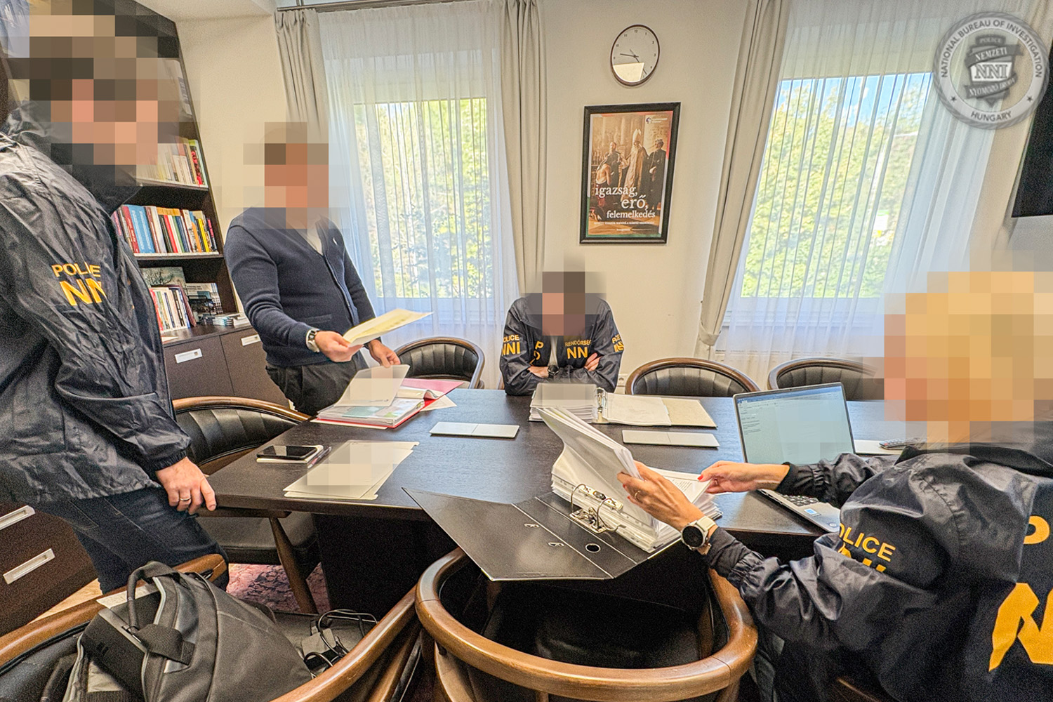 Az Alapjogokért Központ háttércégénél tartott házkutatást a Nemzeti Nyomozó Iroda