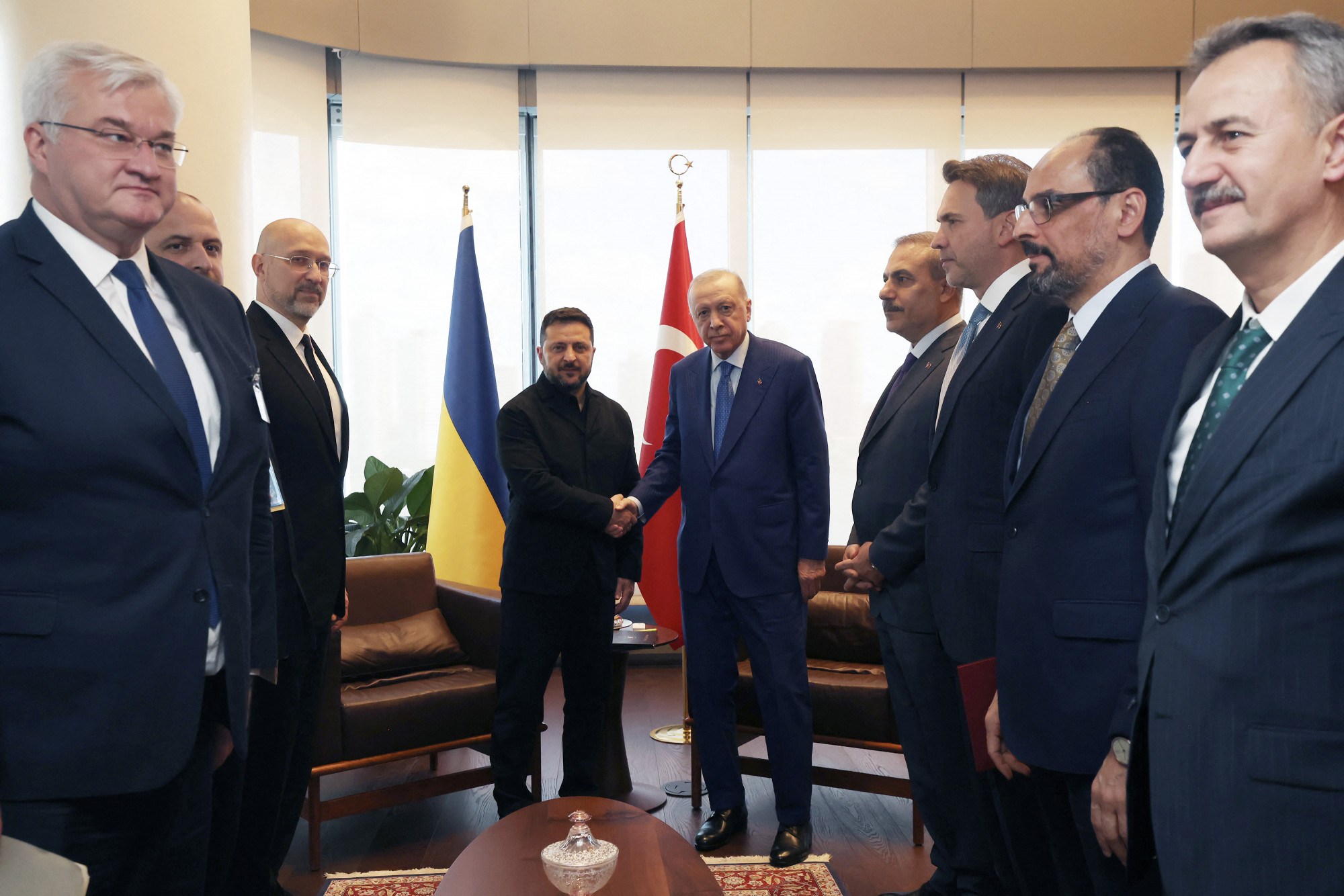 Erdoğan elmondta Zelenszkijnek, hogy véget kell vetni az ukrán és orosz támadásoknak a Fekete-tengeren