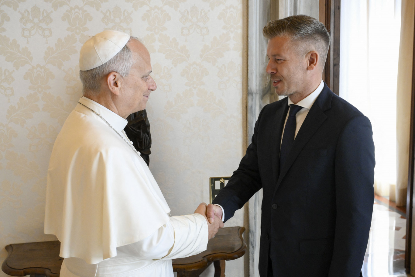 Magyarországi látogatás: XIV. Leó pápa fogadja Magyar Pétert