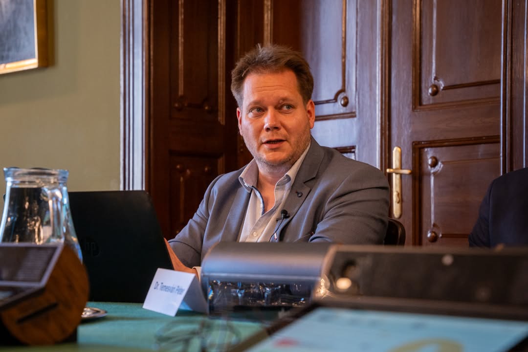 Többmilliós fizetés mellett szociális bérlakásban él a kecskeméti fideszes alpolgármester