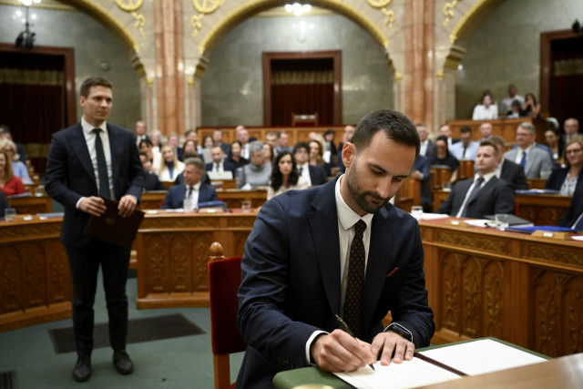 Budapest, 2026. augusztus 10...Palóc André, a Fidesz új képviselõje aláírja az eskü szövegét az Országgyûlés rendkívüli ülésén 2026. augusztus 10-én...MTI/Bodnár Boglárka