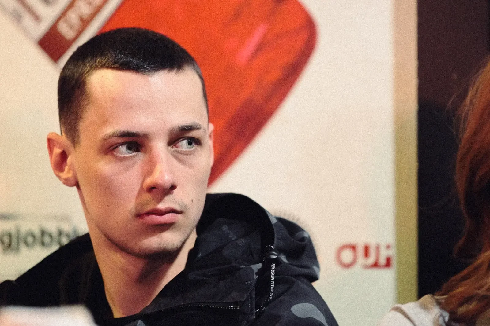 Pogány Induló szereplésével mutatják be a 4-6 című előadást a Vígszínházban