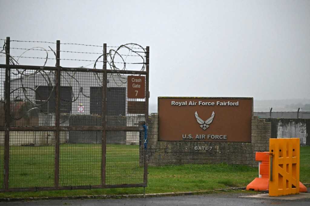 Robbanószerek után kutat a rendőrség a brit Fairford katonai támaszpontnál, a környéken élőket evakuálták