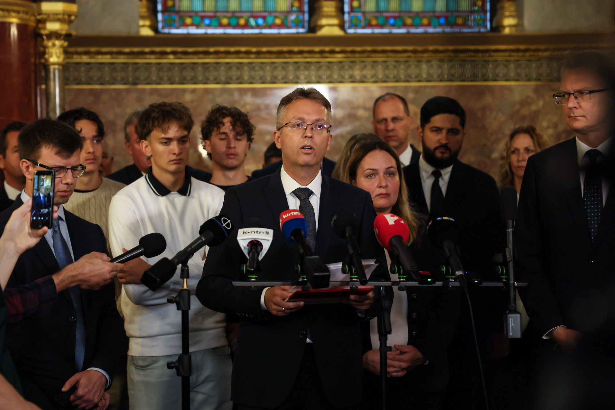 Hankó, Seszták és Magyar mentelmi jogát is kiadta a parlament