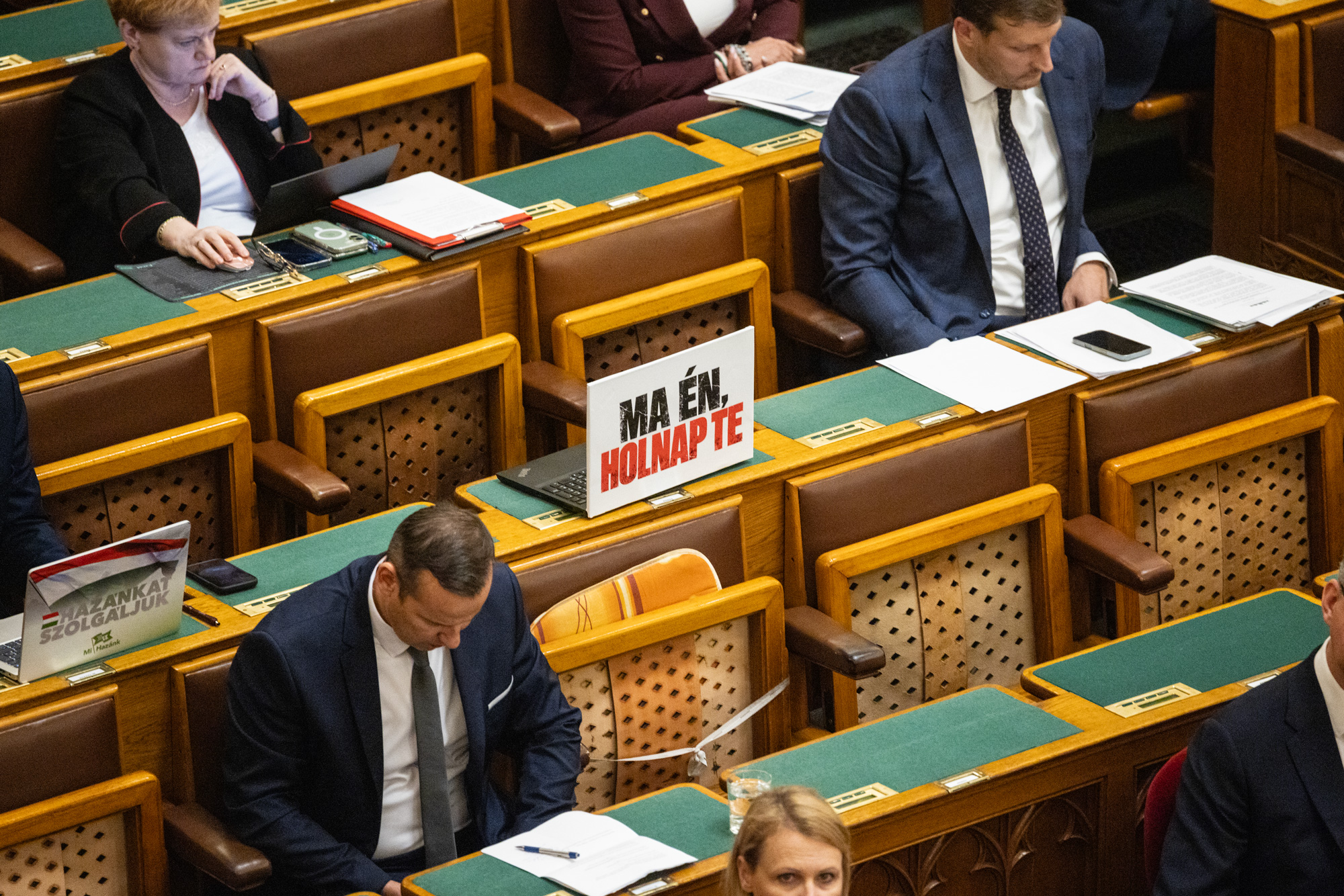 „Ma én, holnap te” feliratú táblákat raktak ki Hankó Balázs és Seszták Miklós üres parlamenti helyére
