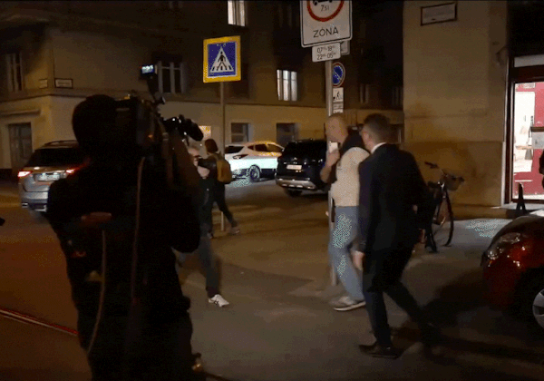 Nem ment simán, de Hankó Balázs elhagyta a Parlamentet, hogy még az este vallomást tegyen az ügyészségen