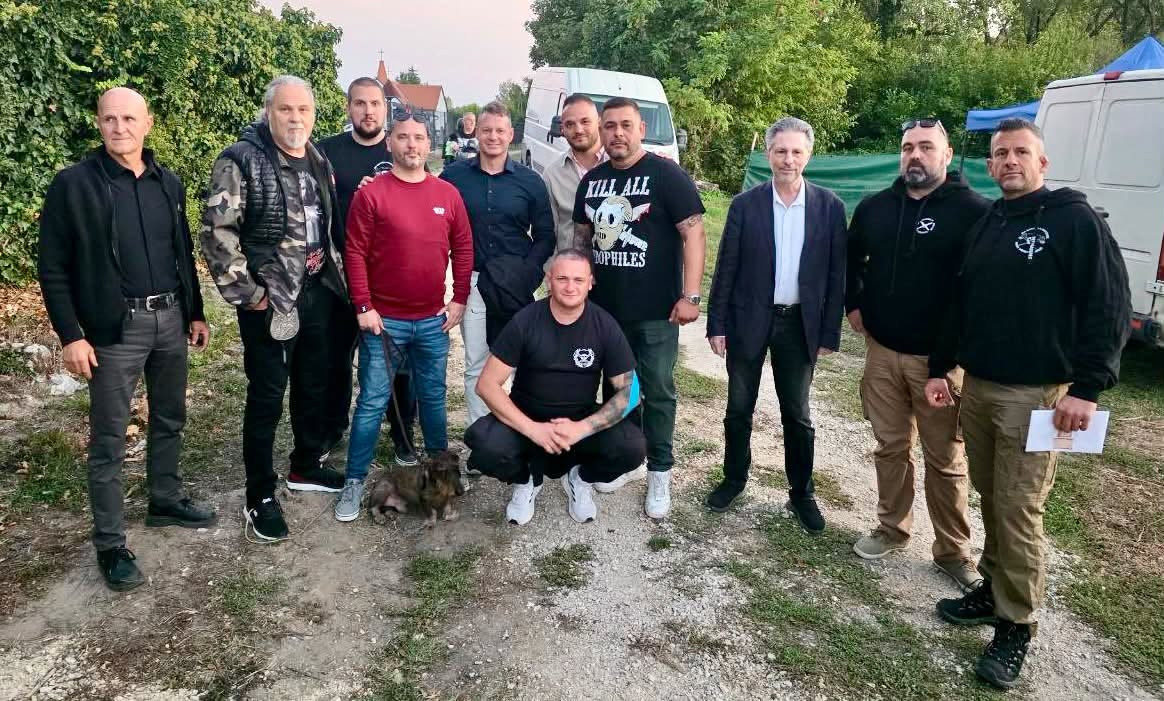 Schiffer András eljutott a Betyárseregig, még nem lépett be, de velük pózolt