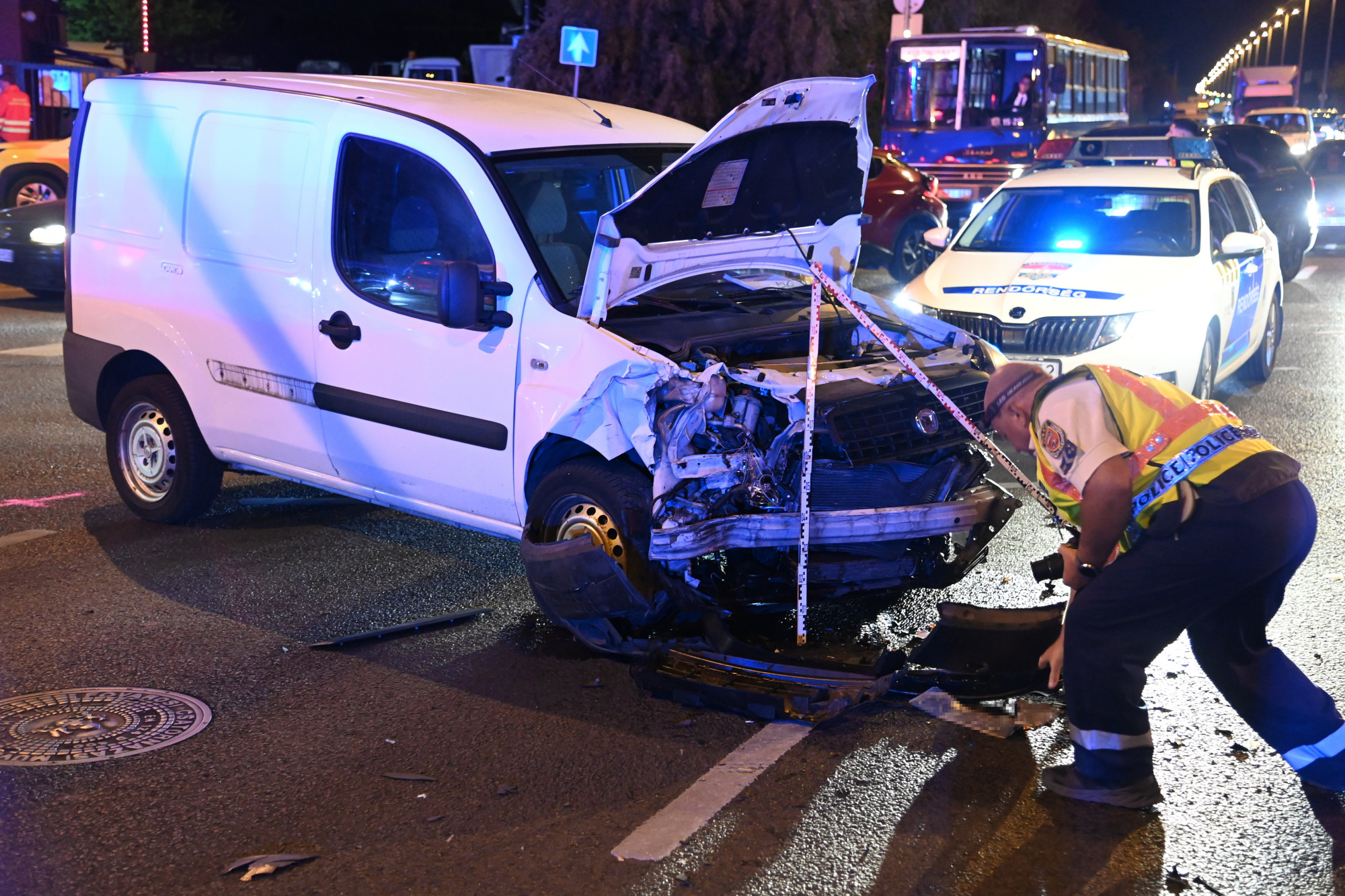 Felborult egy mentő, miután egy személyautóval ütközött