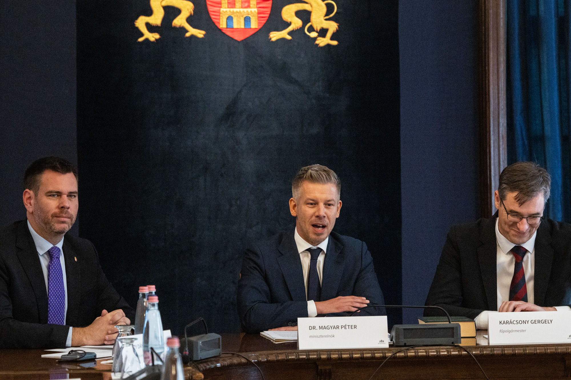 Bilincsben a rács mögé