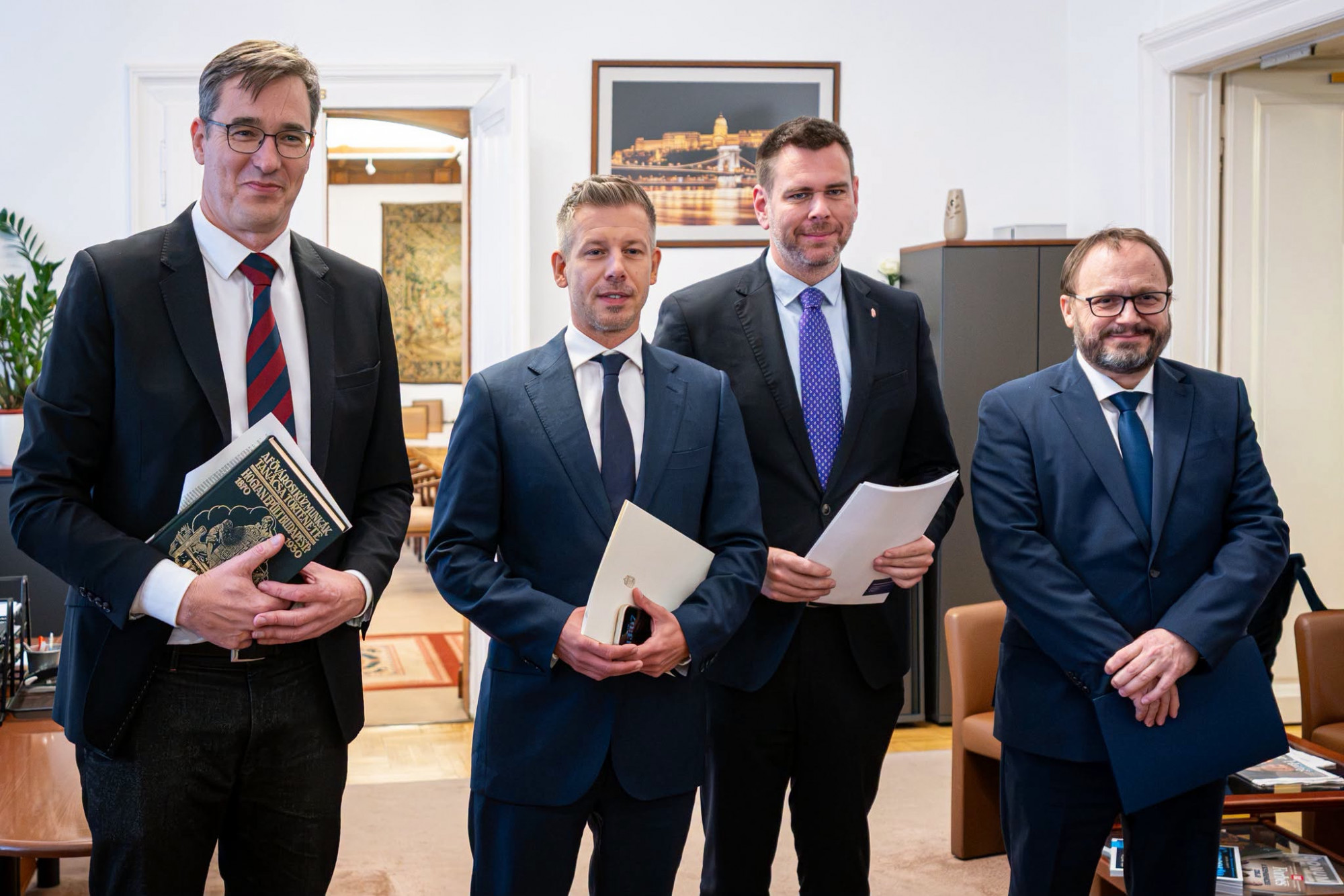 Egyszeri, 120 milliárdos támogatás az államtól a fővárosnak, regionális BKK, parkolási bevételek átcsatornázása: ezekről döntött az FKT