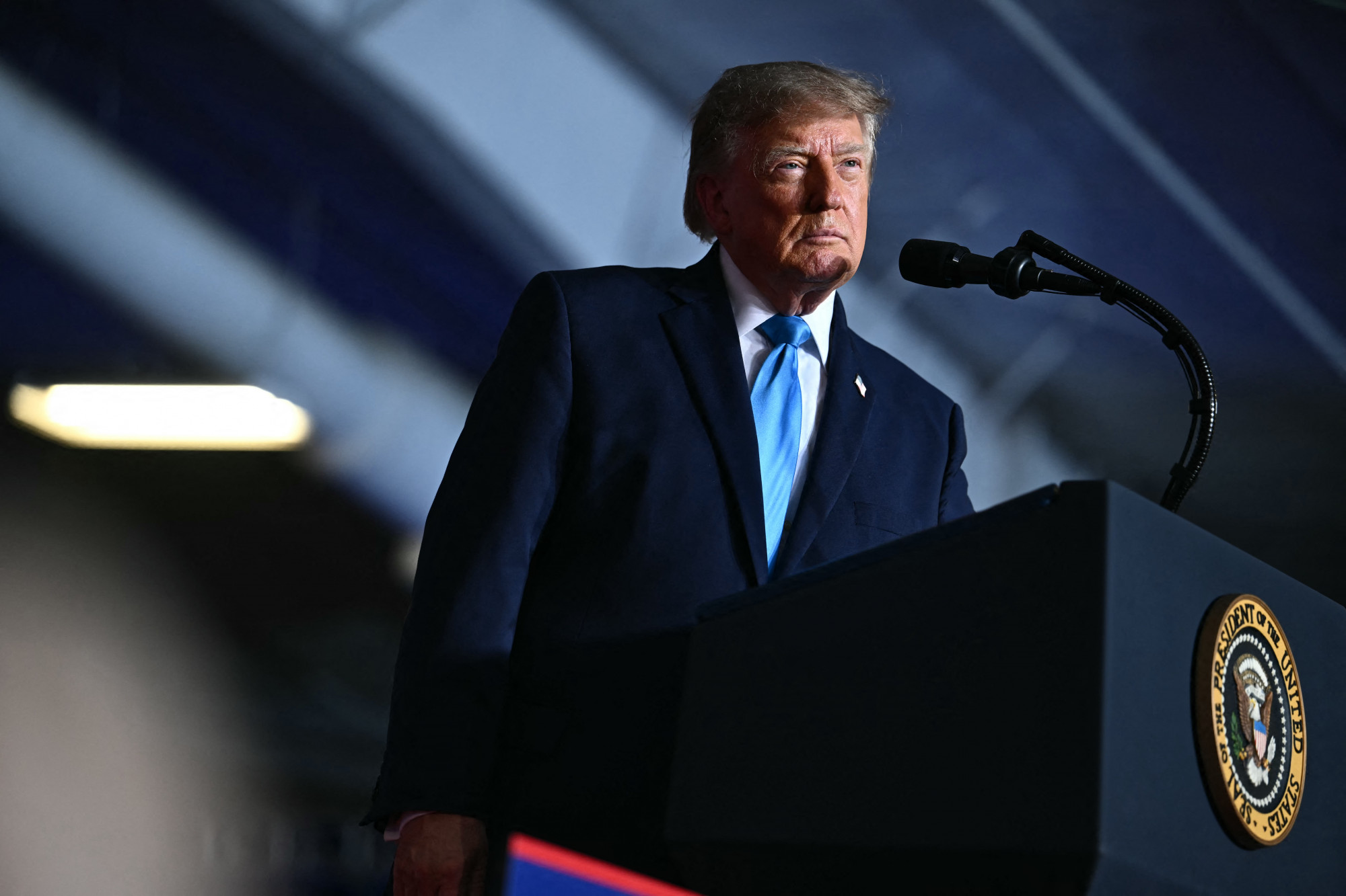 Trump szerint fenyegetések miatt vonták ki az amerikai bombázókat a brit légibázisról