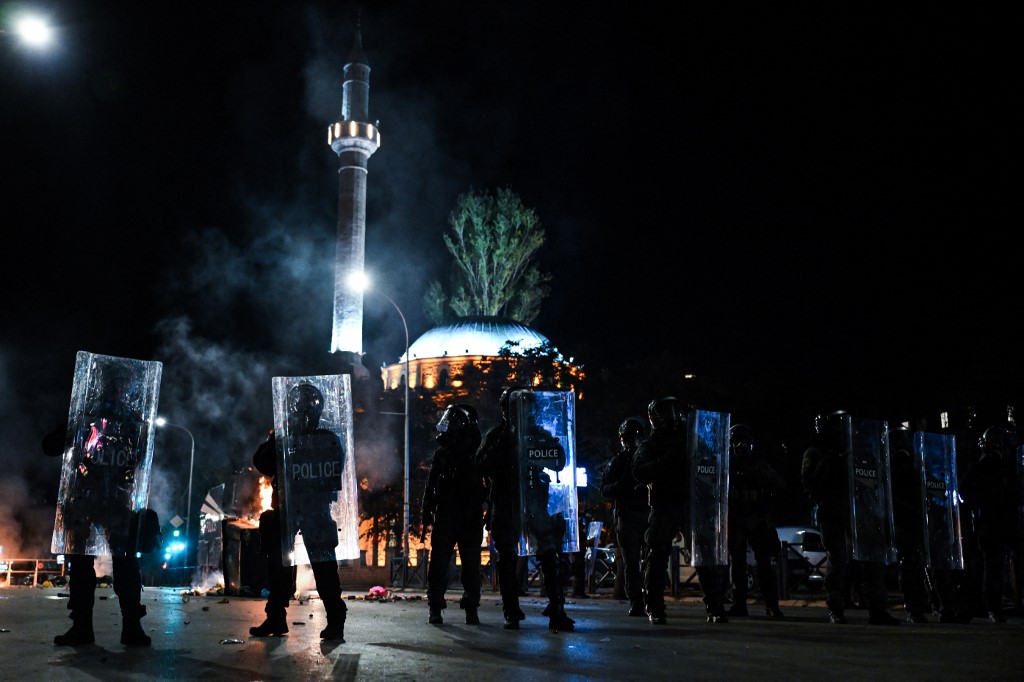 Tüntetők és rendőrök csaptak össze Pristinában, többen megsérültek
