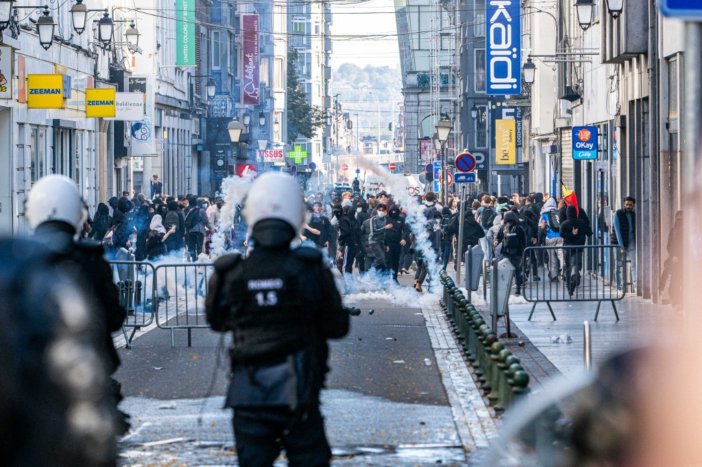 Franciaországban bezárt az iskolák negyede a tüntetések miatt, Belgiumban vízágyúval oszlatják a diákokat, Trump konteózik