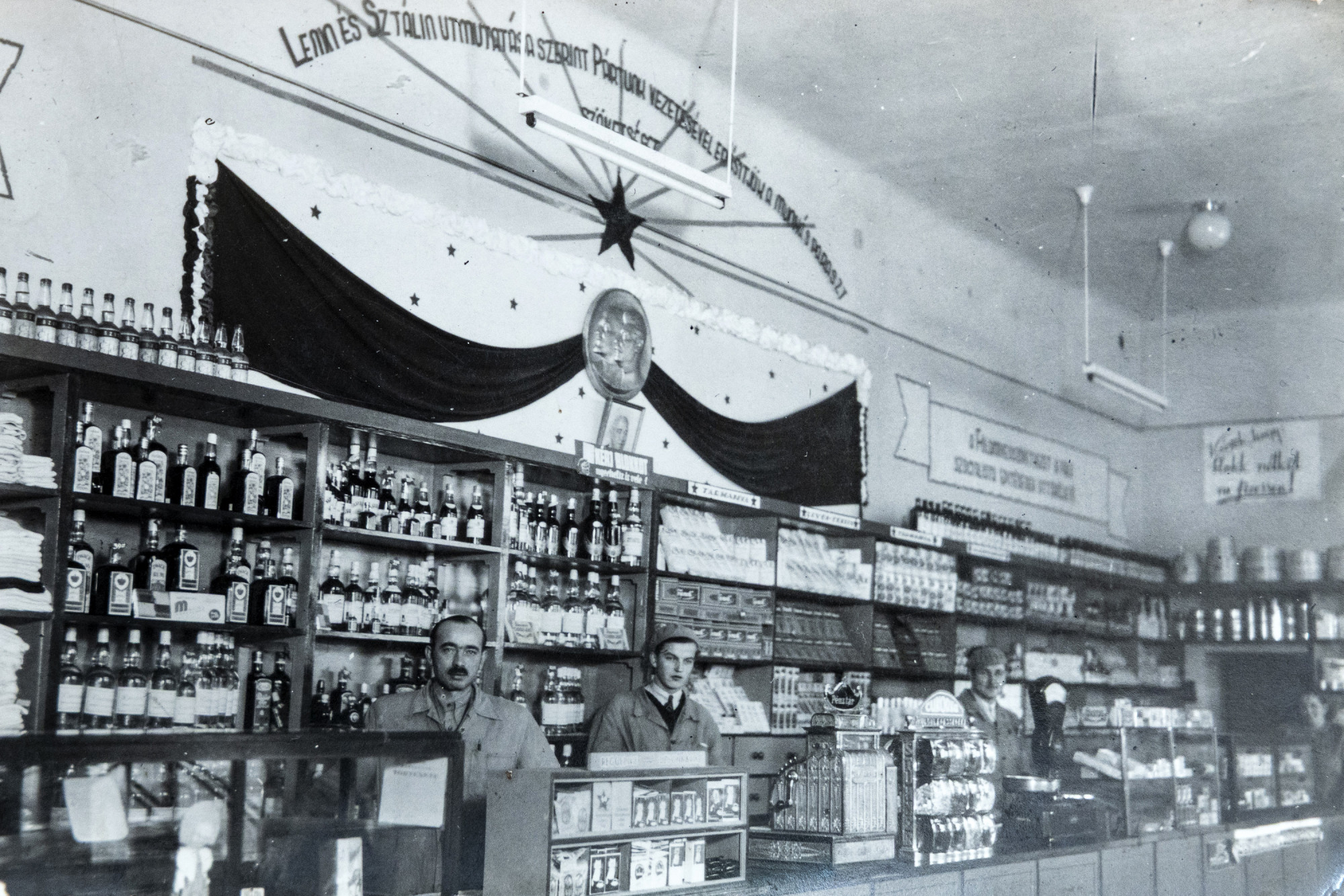 1956 előzményei: Amikor az intézményesített hazugság rendszere összeomlik