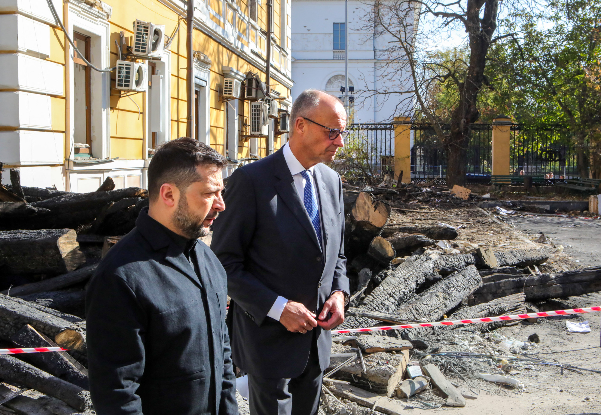 Nagy lánggal kezdett égni egy olajszállító hajó az orosz üdülőváros előtt, a nyaralókat arra kérték, ne menjenek az utcára
