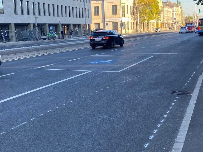 A legújabb hungarikum: az úttest közepére, sávok közé álmodott mozgáskorlátozott parkolót a főváros