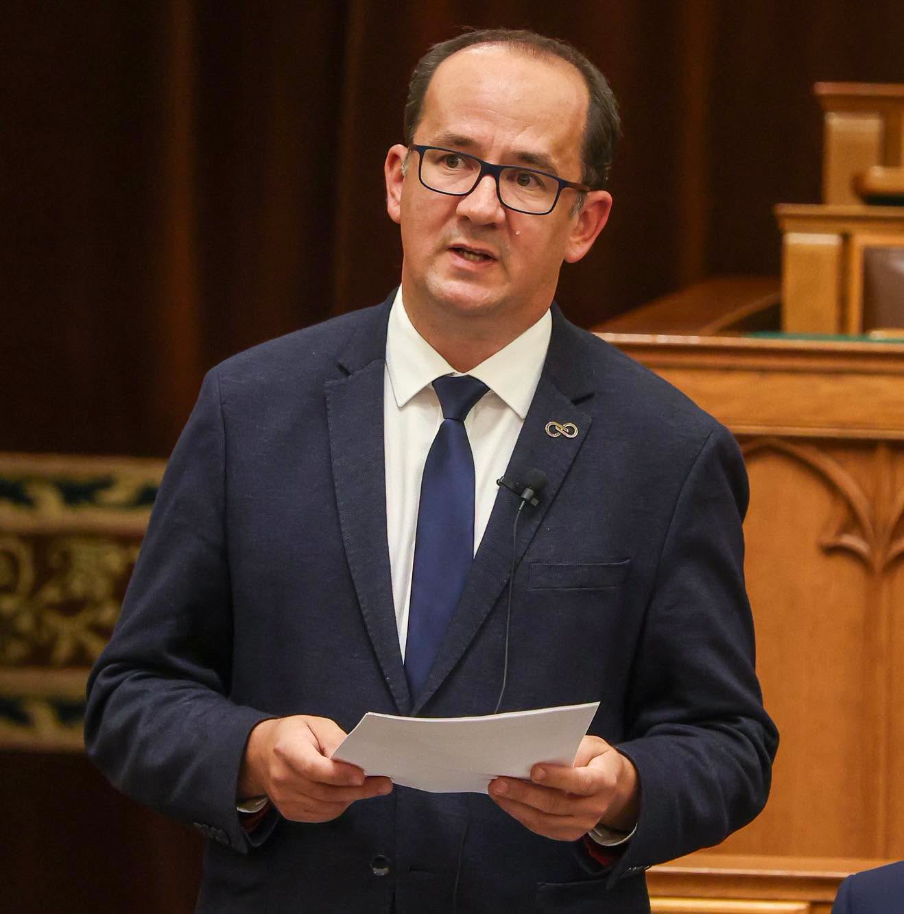 Szálasi-idézettel zárta a beszédét a vecsési mi hazánkos az általános iskolában, a helyi tiszás képviselő és a polgármester nyilvánosan leveleznek az ügyben