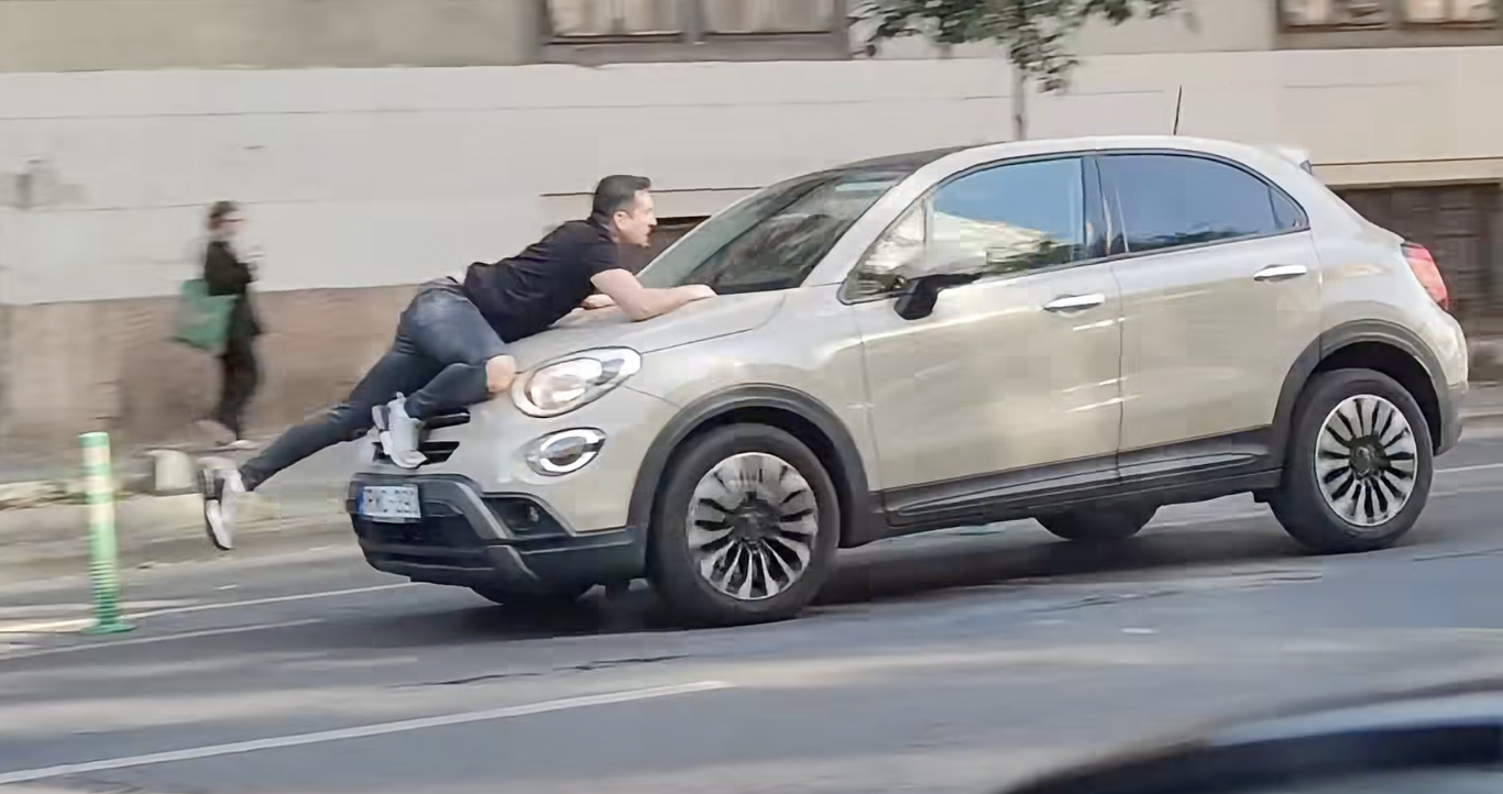 Taxis nő elvitte a motorháztetőn október 6-án a budapesti belvárosban Taxis nő elvitte a motorháztetőn október 6-án a budapesti belvárosban