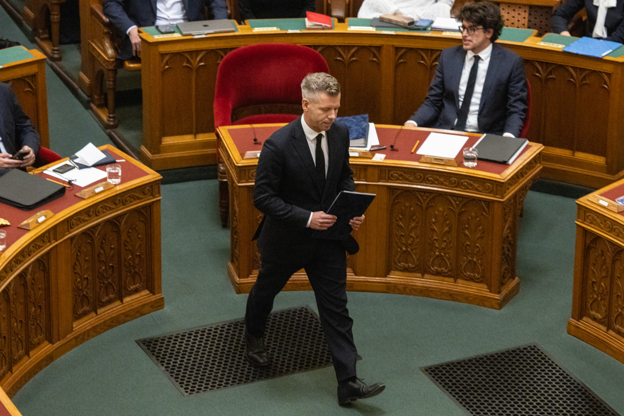Magyar Péter javasolja a kitartó „Orbán-báboknak”, hogy tanuljanak elődeik hibáiból, és „ne várják meg a dicstelen véget”