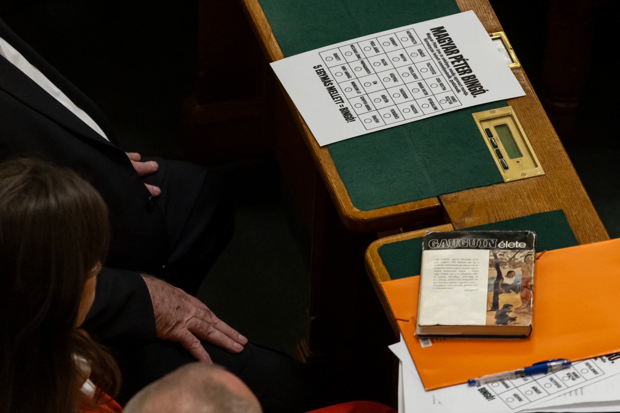 Magyar Péter-bingót játszott a Fidesz a parlamentben, miközben Magyar beszélt