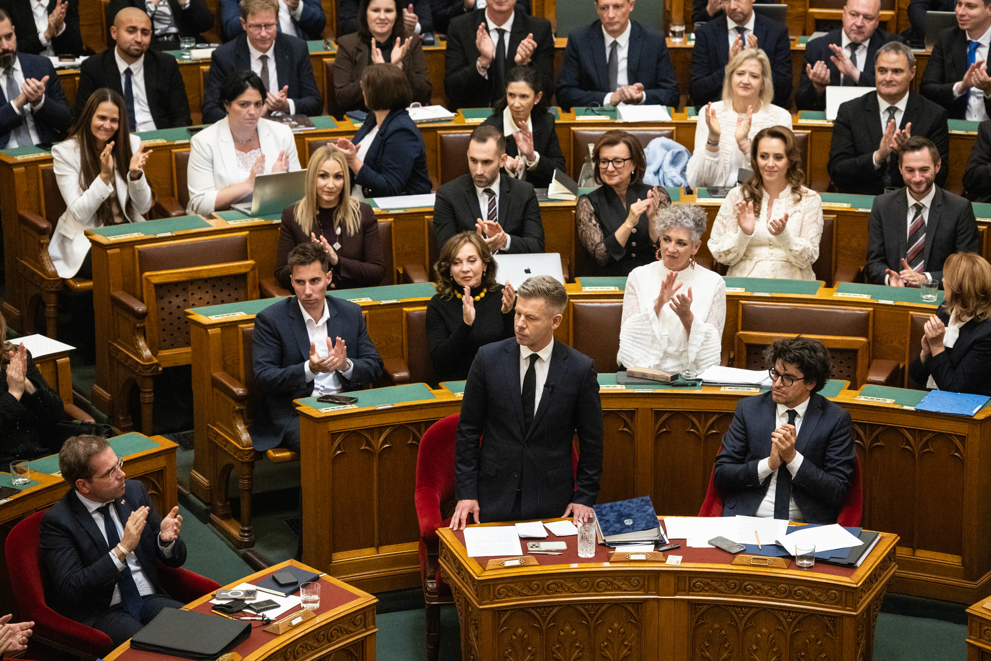 Magyar Péter javasolja a kitartó „Orbán-báboknak”, hogy tanuljanak elődeik hibáiból, és „ne várják meg a dicstelen véget”