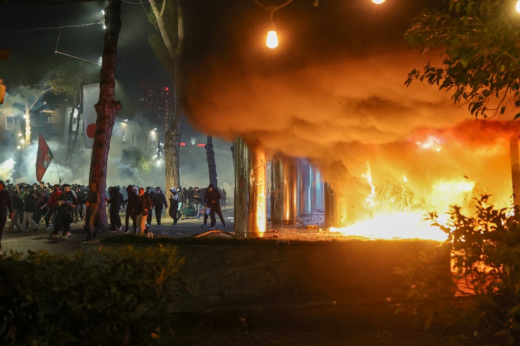 Tirana lángol, estig sem álltak le sem a tüntetés után romboló és gyújtogató diákok, sem a keményen reagáló rendőrök