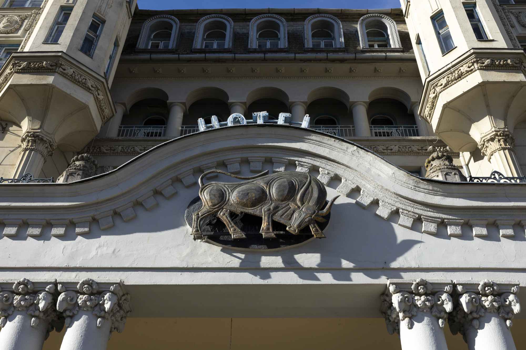 Bejártuk a debreceni Arany Bikát, aminek felújításába előbb egy vállalkozónak, majd az MCC-nek is beletört a bicskája