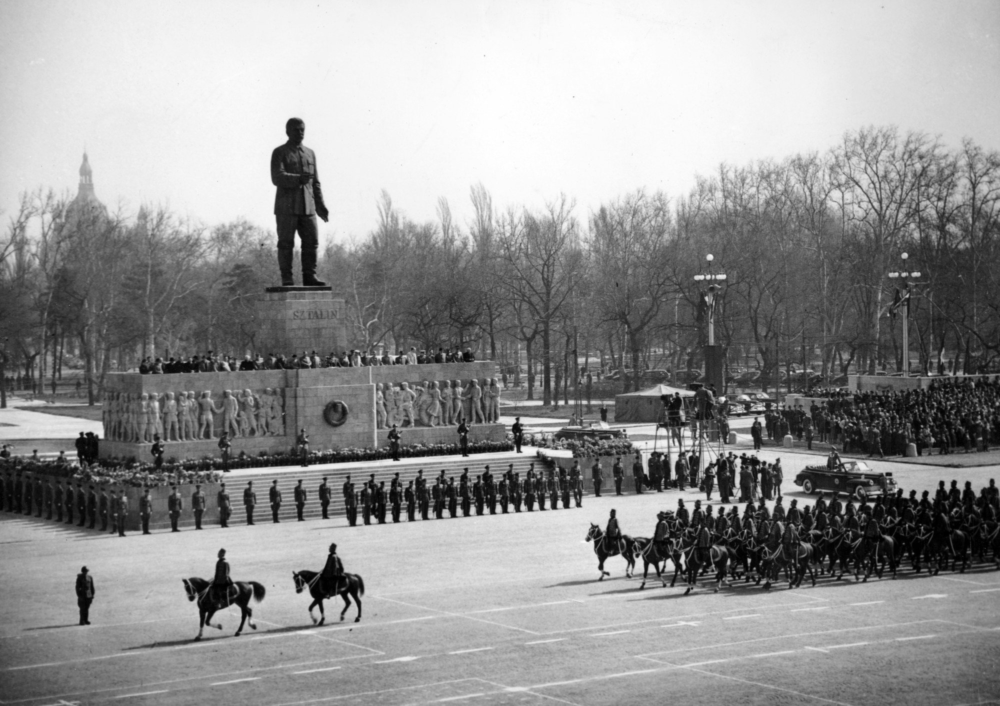 1956 előzményei: háborús propagandával riogatva facsarták szét a magyar társadalmat