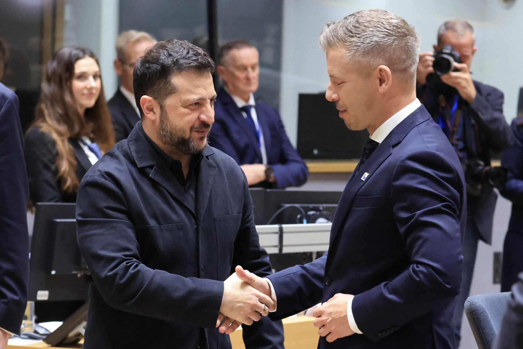 Ölelés, kézfogás, távolságtartás – videón, ahogy az ülésterembe érkező Volodimir Zelenszkij üdvözölte az uniós vezetőket