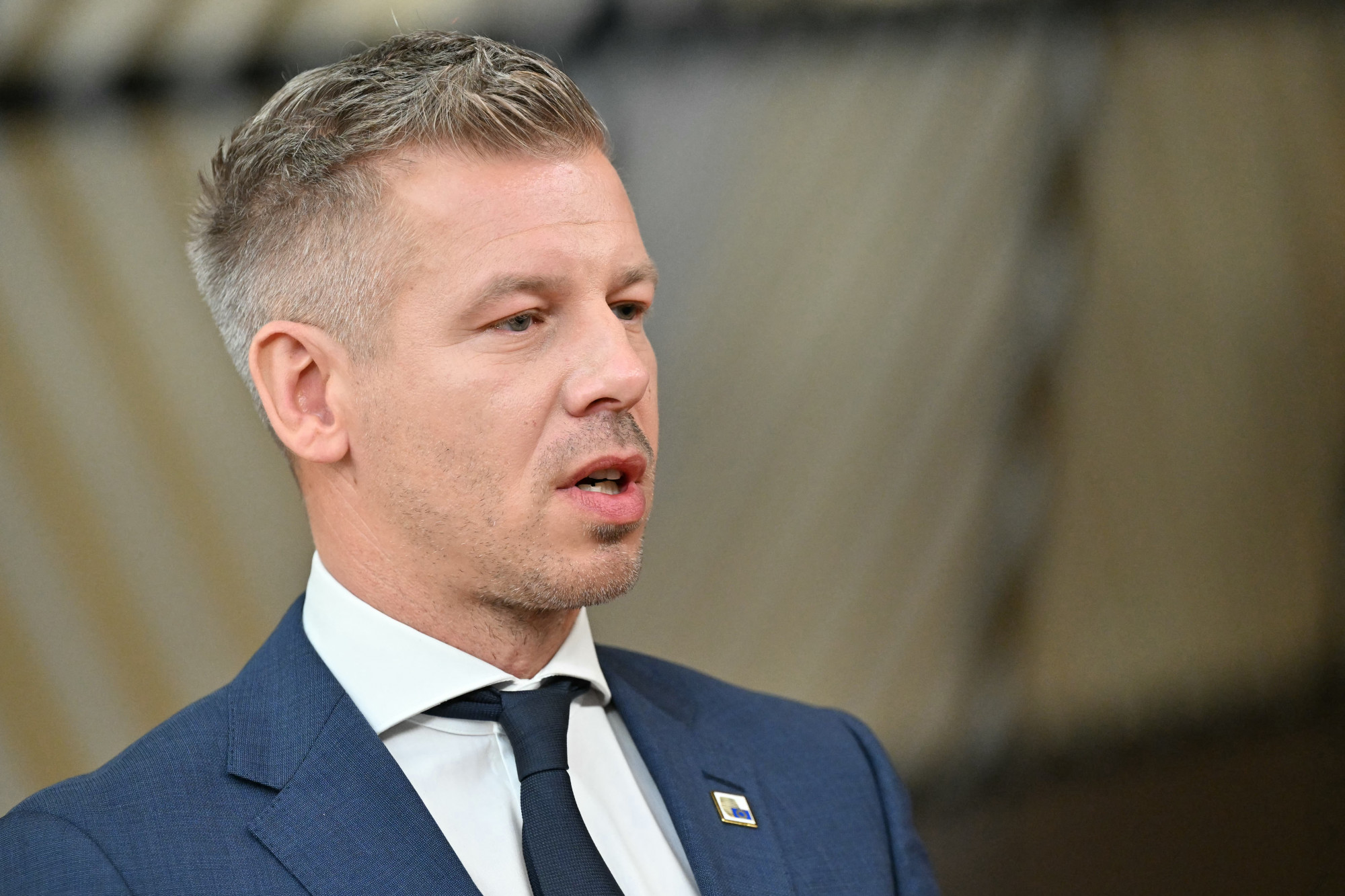 Hétvégi olvasnivalók orbáni kövekről, EU-s csatározásokról, tornás traumákról, macskabűnözésről és filozófiáról