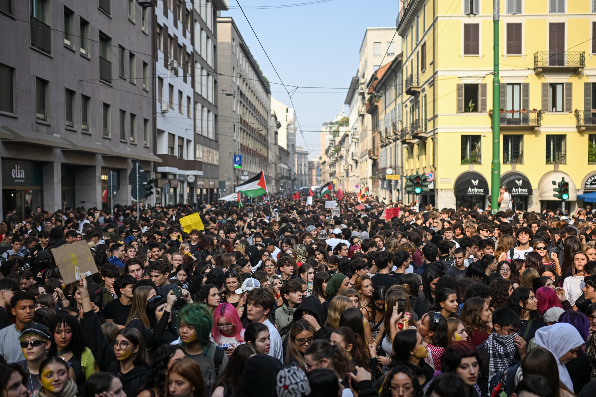 Olaszországban is eldurvultak a tüntetések, csatatérré változott Milánóban a Dóm tér