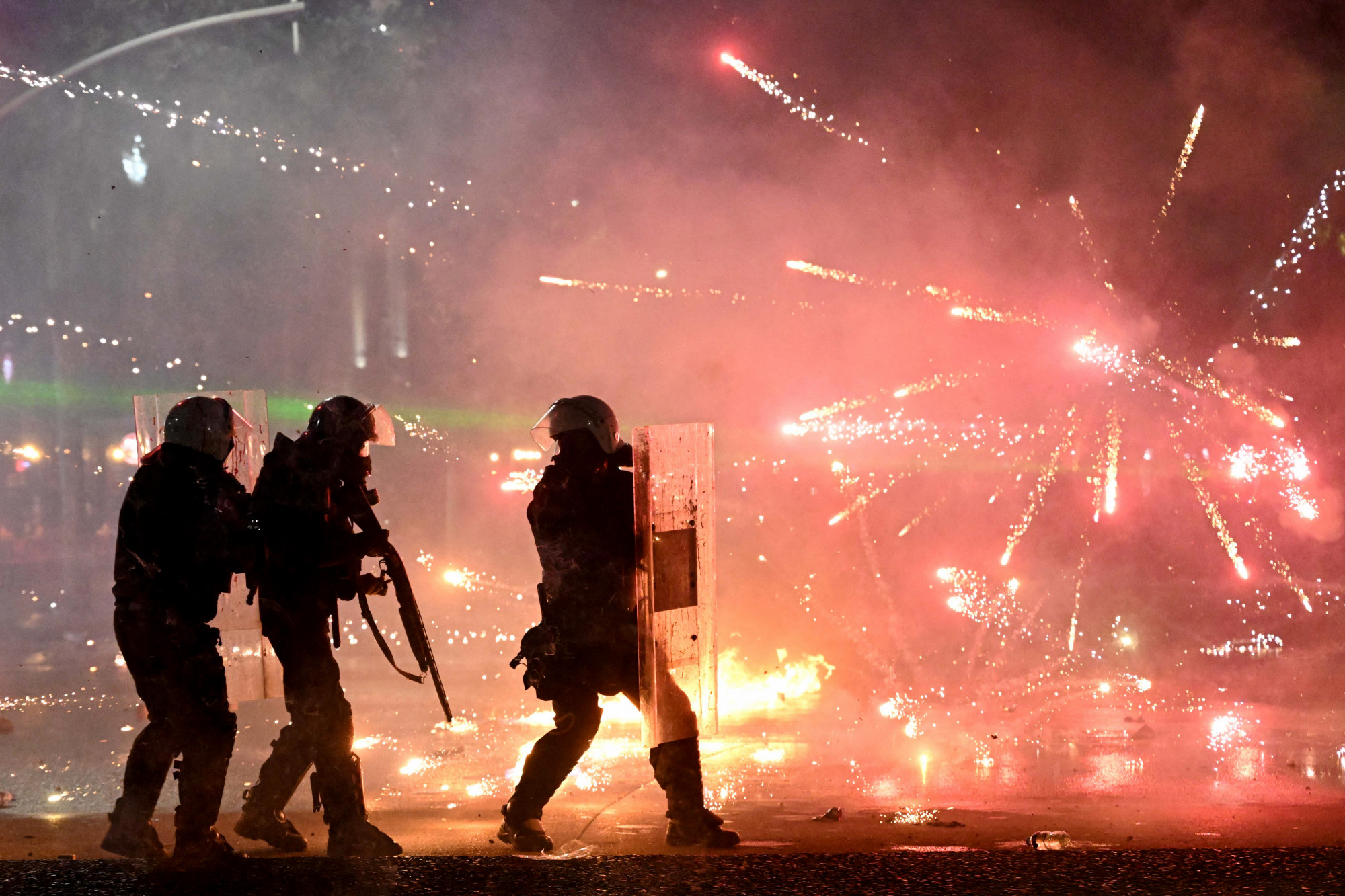 Háborús jelenetek és könnygázfelhő Tirana utcáin, a tüntetők felgyújtották a legfelsőbb bíróság épületét is
