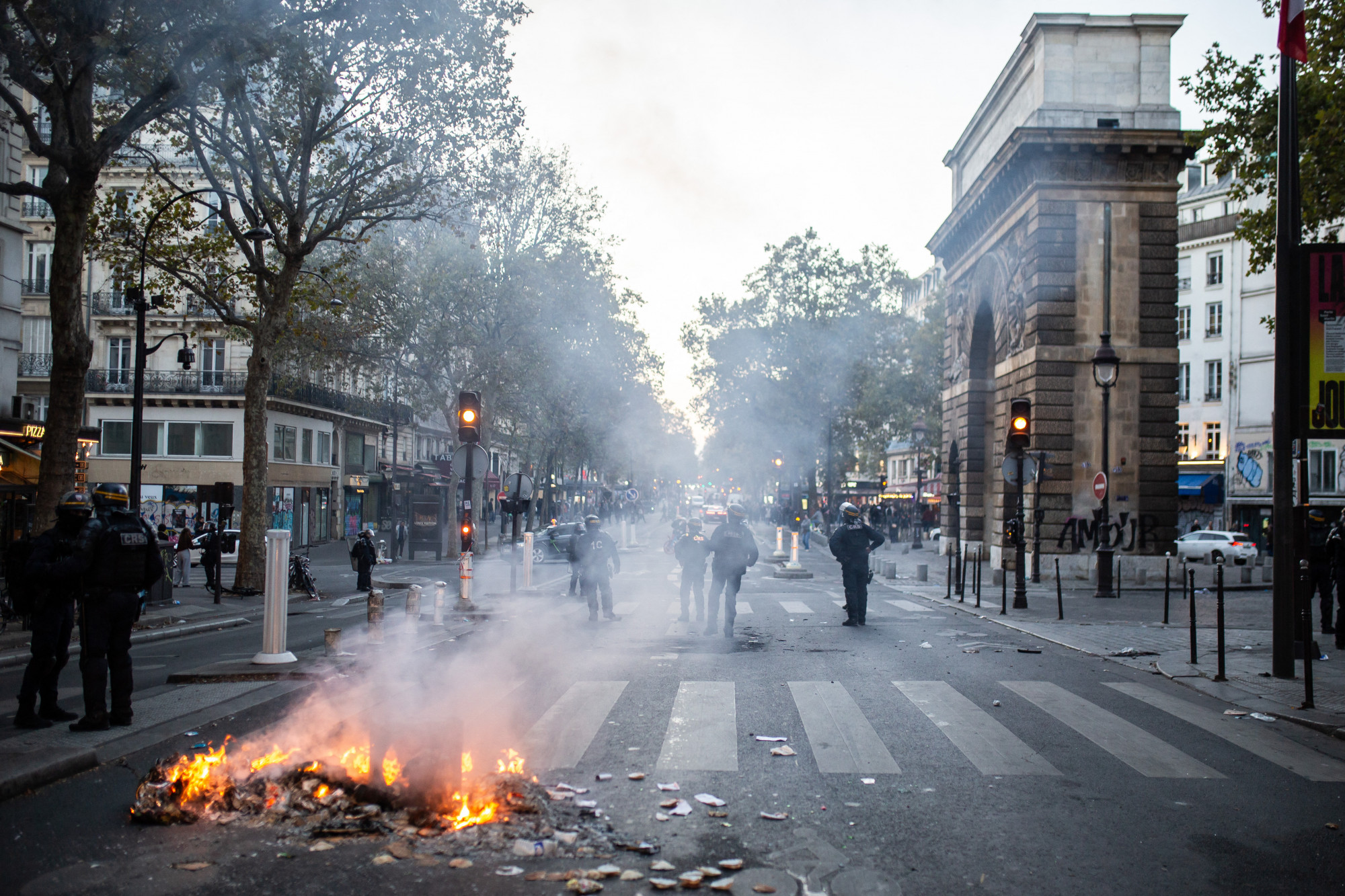 A súlyos rendőrségi és hírszerzési kudarc után egymást hibáztatják a francia politikusok a zavargások miatt