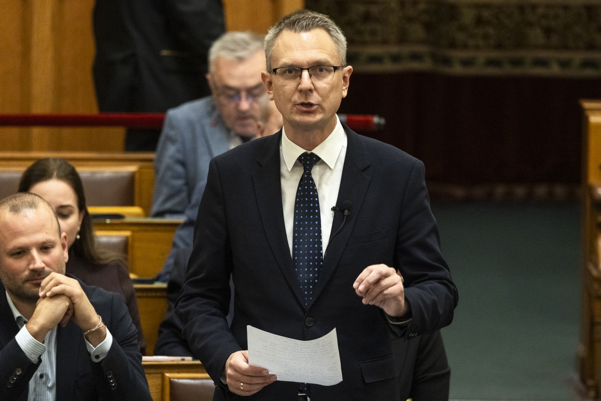 Az ellenzék a béremelések mértékét kevesli, Toroczkai pedig inkább egy társasjátékról kezdett beszélni a költségvetésről szóló vitában