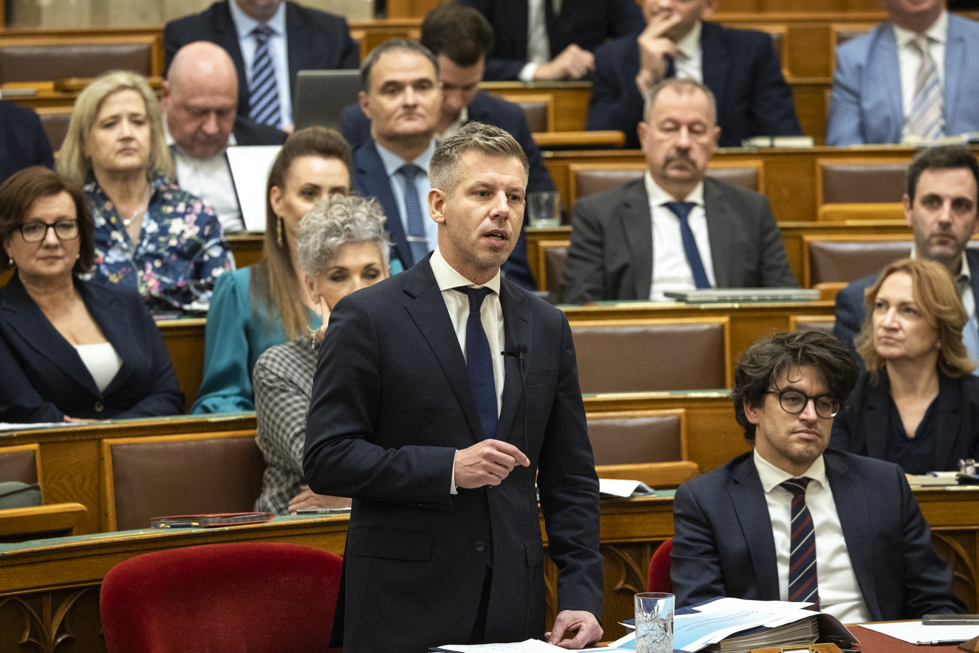 Az ellenzék a béremelések mértékét kevesli, Toroczkai pedig inkább egy társasjátékról kezdett beszélni a költségvetésről szóló vitában