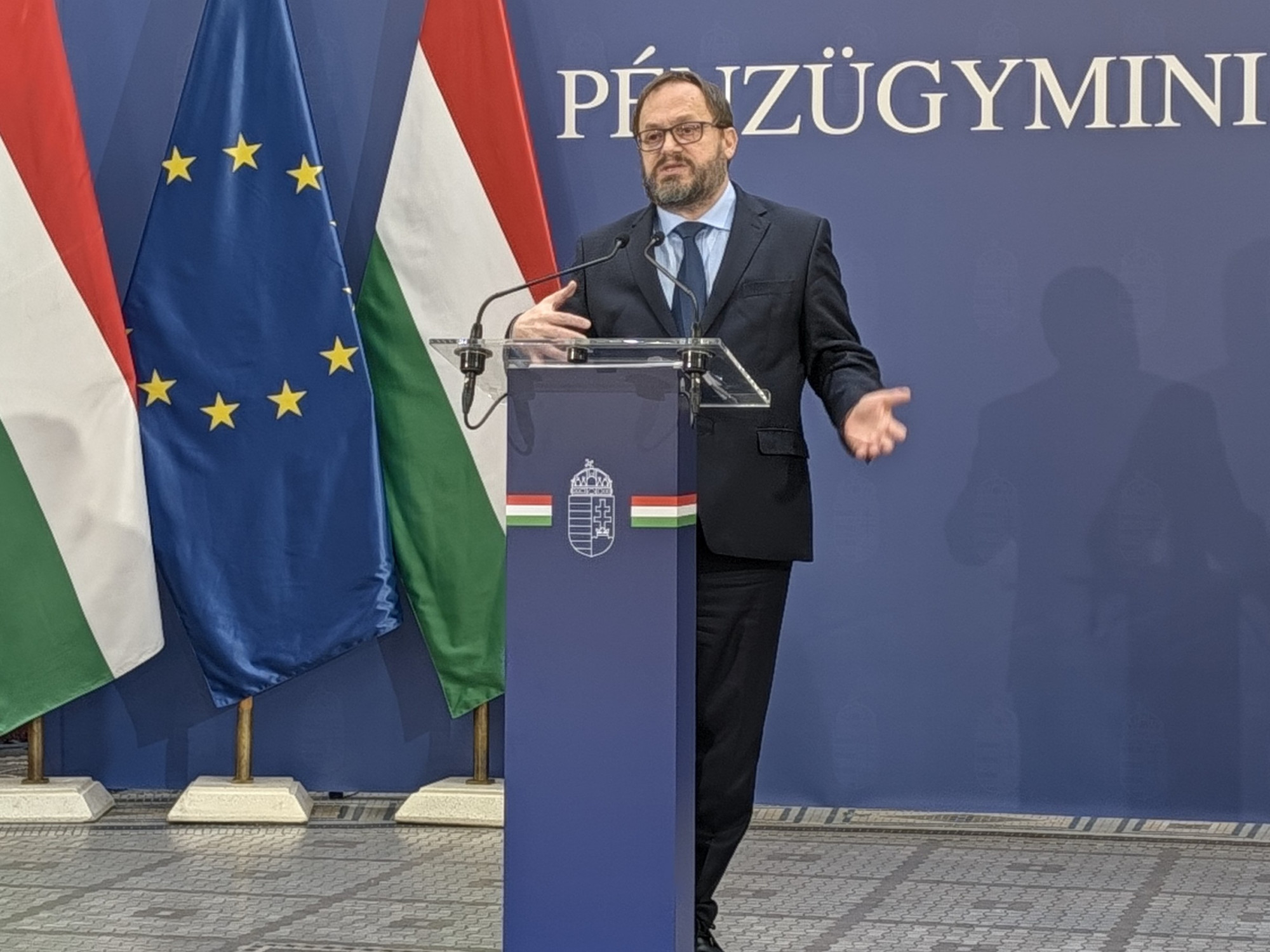 1465 milliárddal kevesebb kiadás, 665 milliárddal több bevétel – Magyar Péter és Kármán András megmutatta, hogyan faragják le a hiányt, és osztanak szét közben ezermilliárdokat