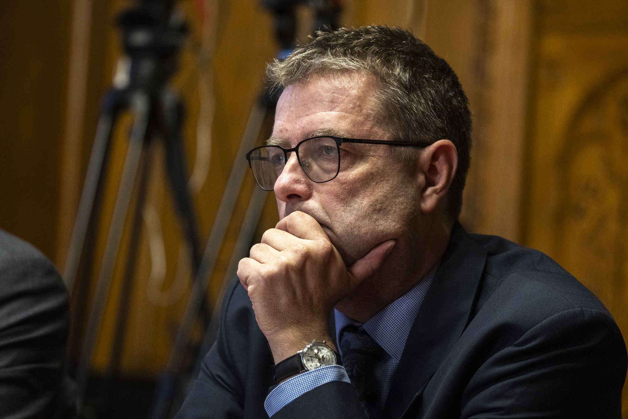 Politikailag befolyásolt legfőbb ügyészségi utasításokról és titkosszolgálati kavarásokról beszélt a volt főügyész a parlament előtt