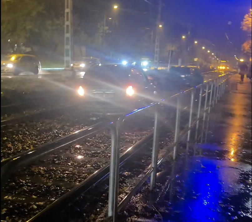 Vidám agybaj Erzsébeten: a GPS azt mondta nekik, kanyarodjanak rá a villamosvágányra, megtették