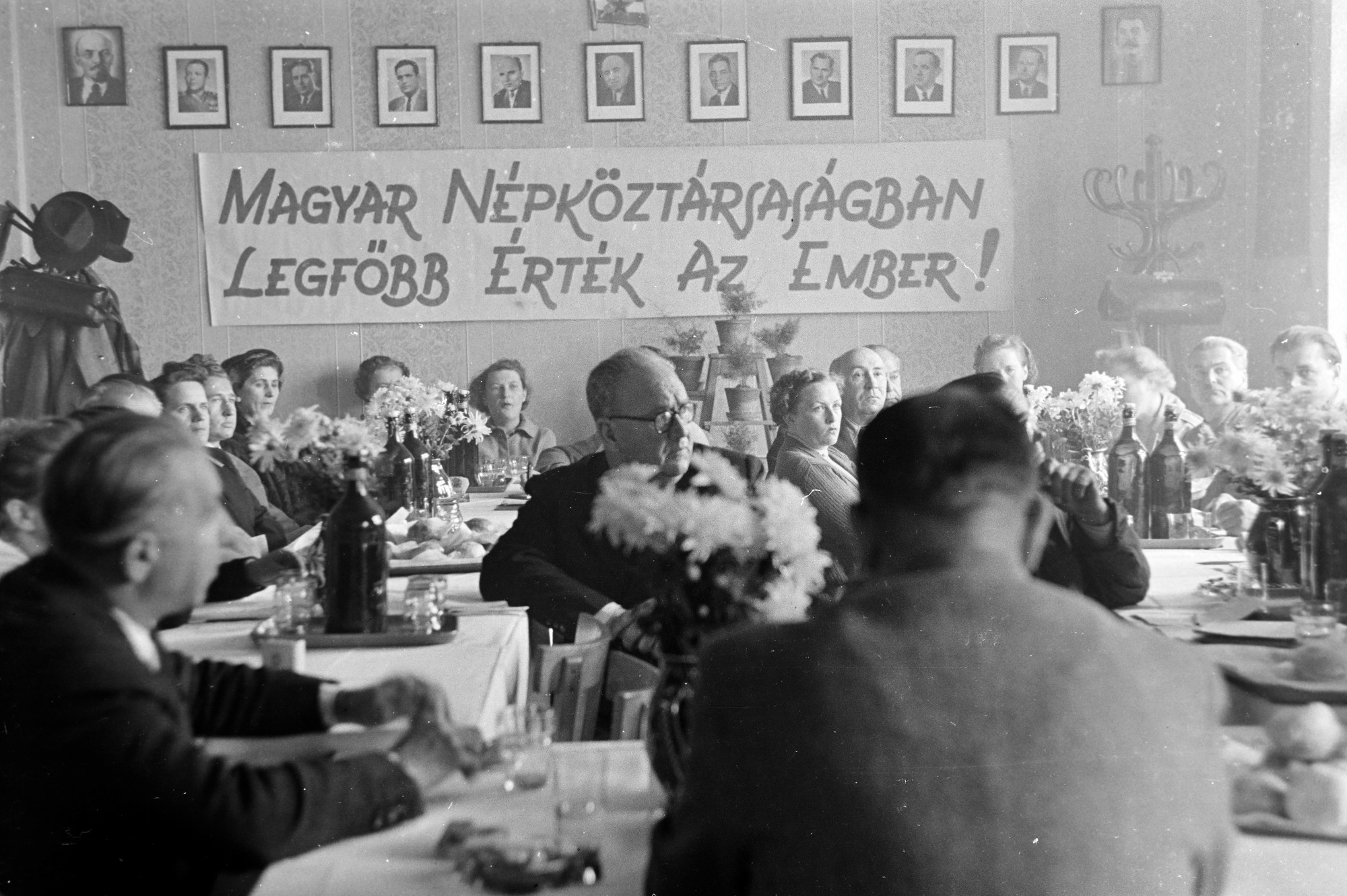 1956 előzményei: Amikor az intézményesített hazugság rendszere összeomlik