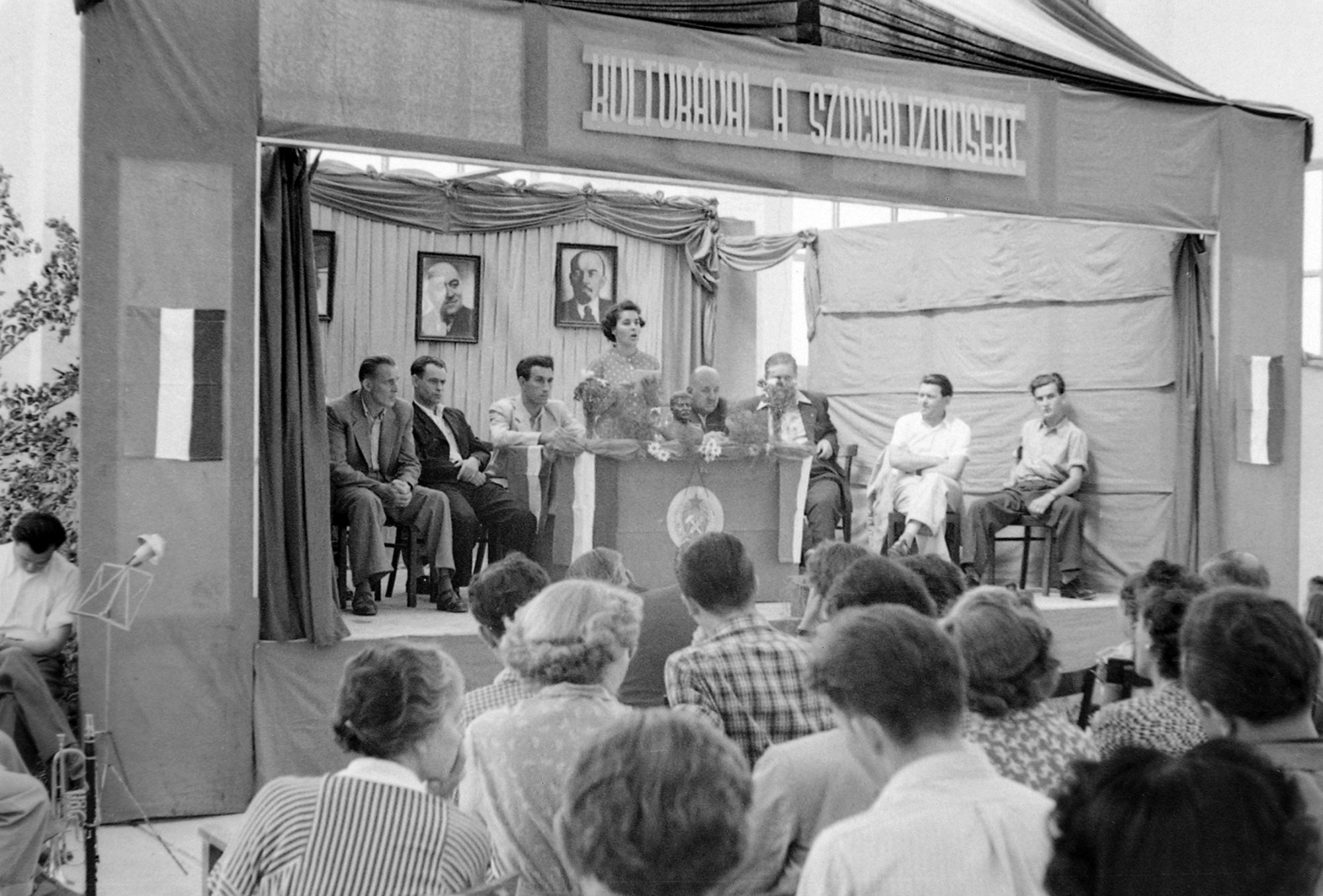 1956 előzményei: Amikor az intézményesített hazugság rendszere összeomlik