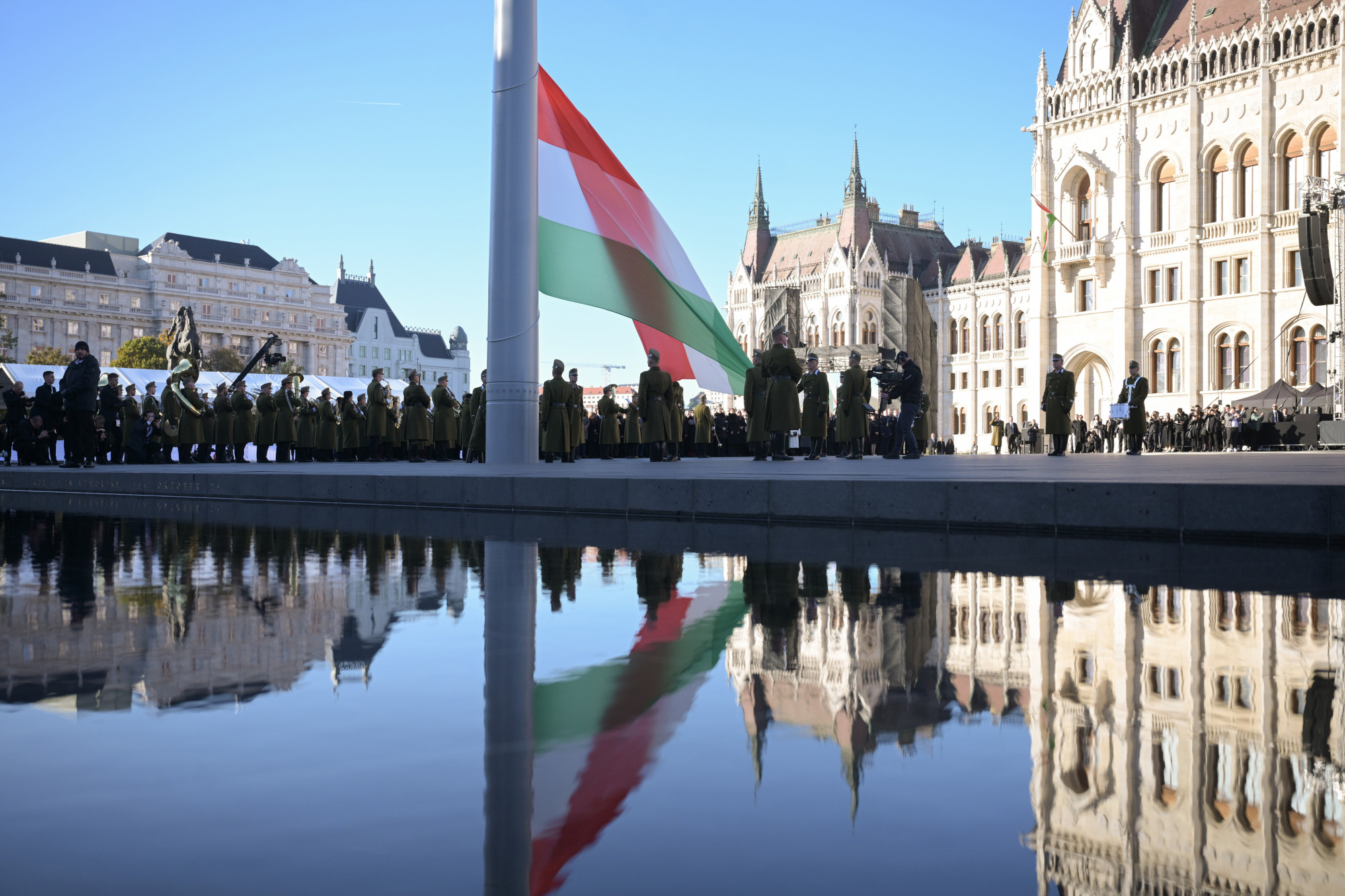 Zászlófelvonás, beszédek és egy Sztálin-szobor ledöntése: indul a nemzet ünnep