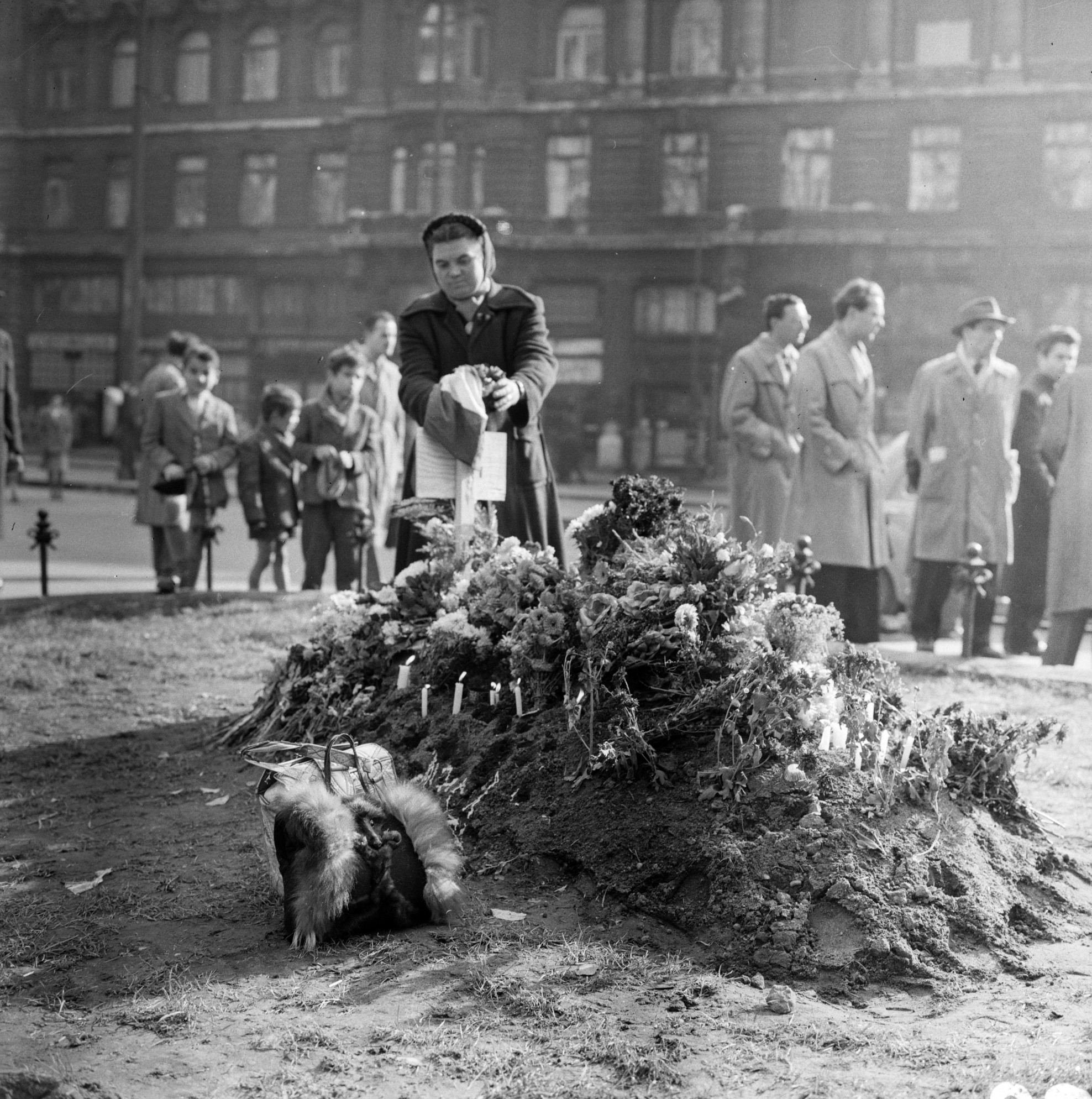 A forradalom alatt elesett ideiglenes sírja a Pázmány szobor előtt, a Ferenciek terén (Felszabadulás tér) 1956-ban. #197818
