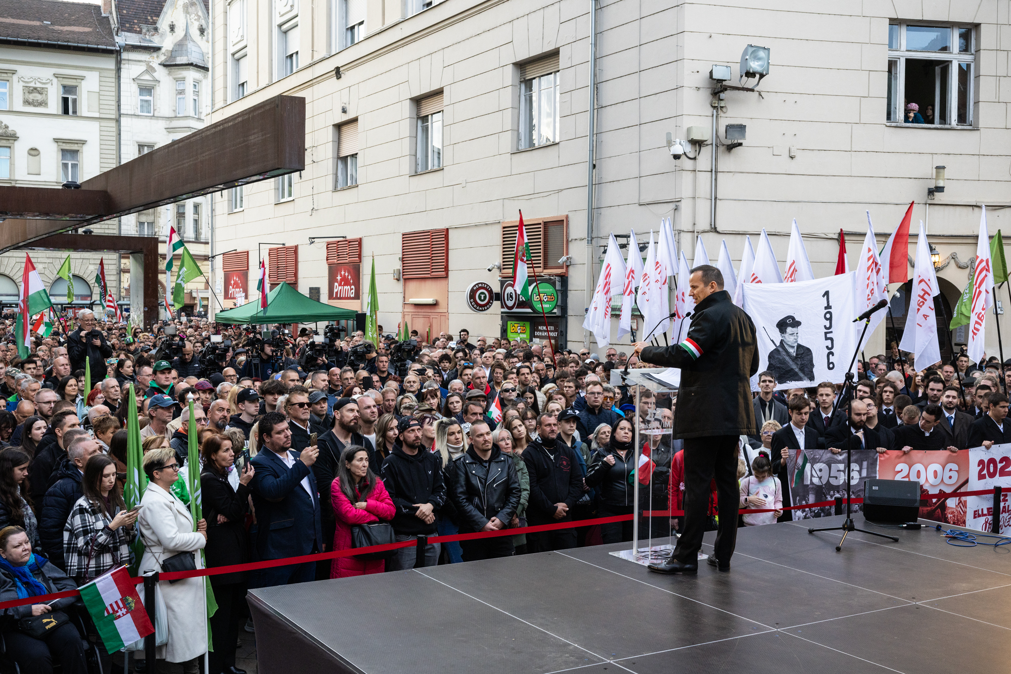 Felpörgette a magyarométert a Corvin közben a Mi Hazánk elnöke, majd nemzeti ellenállást hirdetett egy társasjáték miatt