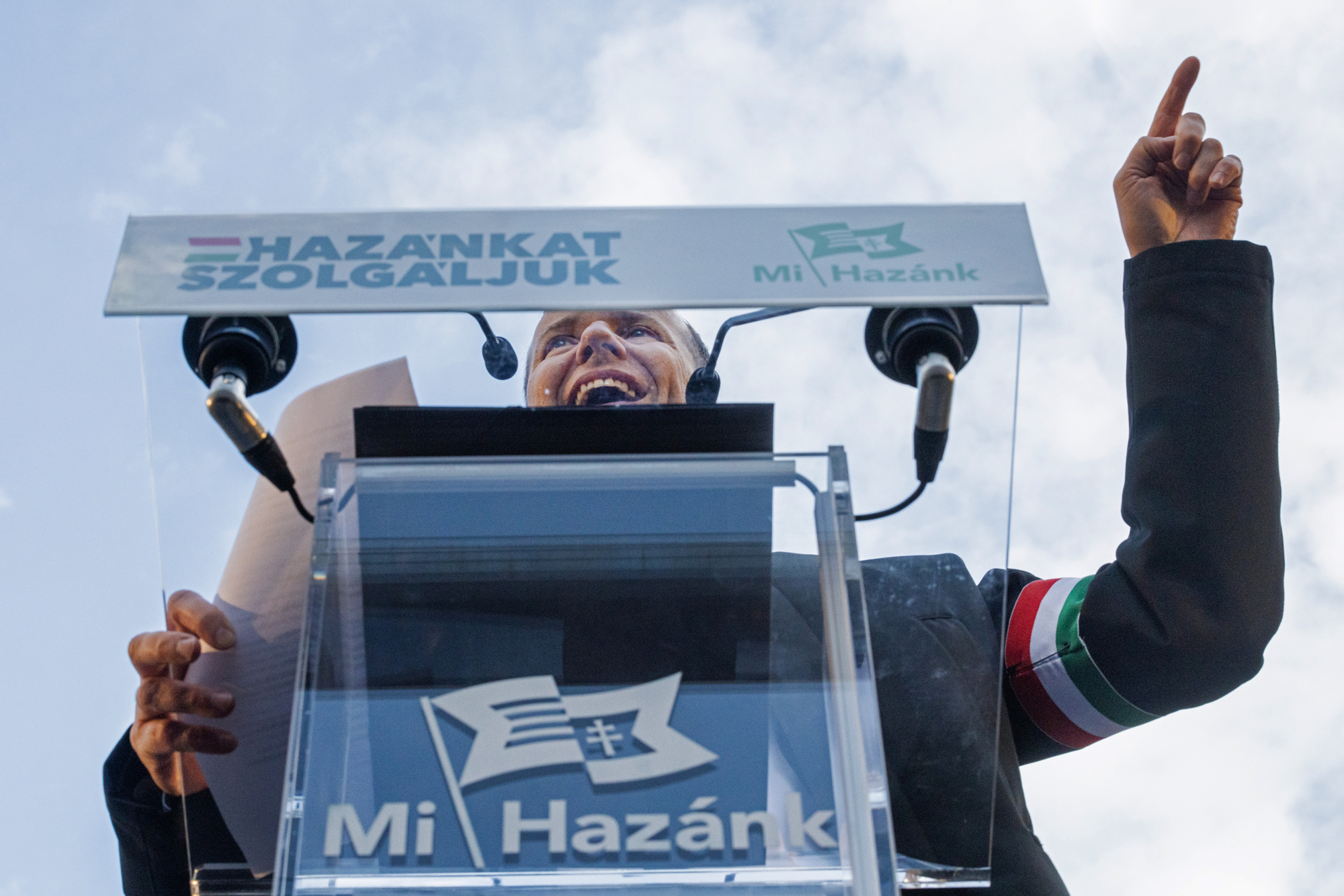 Felpörgette a magyarométert a Corvin közben a Mi Hazánk elnöke, majd nemzeti ellenállást hirdetett egy társasjáték miatt