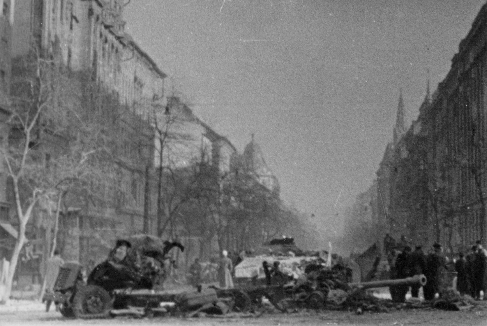 Azt hitték, győzött a forradalom, úgyhogy elindultak lefotózni a szétlőtt Budapestet