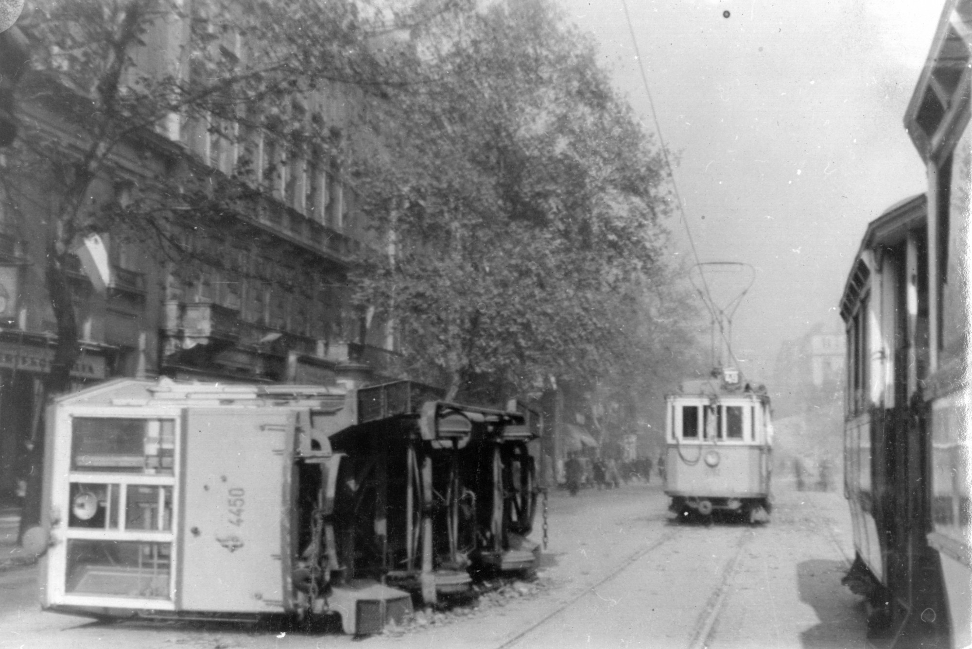 Azt hitték, győzött a forradalom, úgyhogy elindultak lefotózni a szétlőtt Budapestet