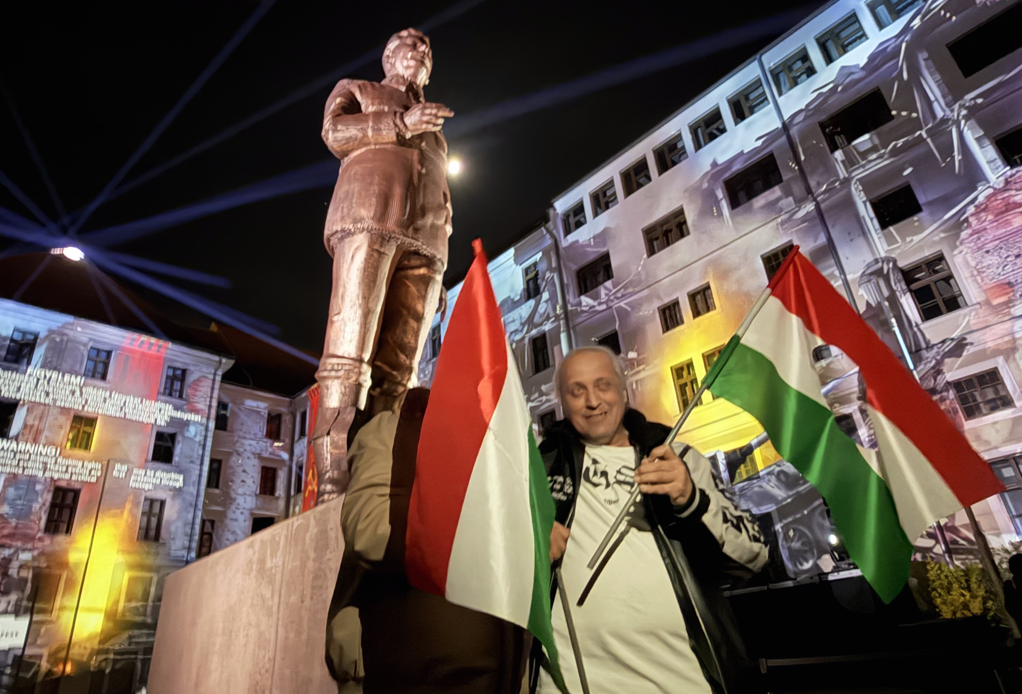 Végtelenszer ledönthető, visszapattanós Sztálin-szoborral tette „átélhetővé” a főváros a „népfelséget"